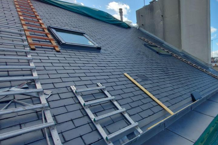 Contactez-nous pour installer une toiture en ardoise qui s’harmonise avec le style architectural de votre maison.